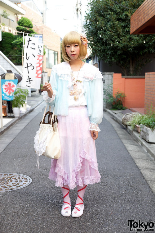 Maririn’s pastel dolly kei-inspired outfit in Harajuku.