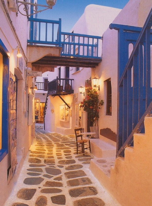 (via A Sojourn to Remember in Santorini’s Good Graces | The Beautifulist)