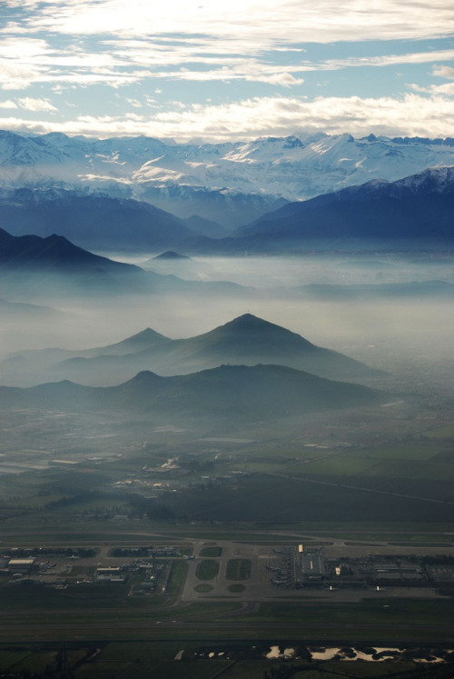  orbis-urbes: Santiago de Chile es el principal centro urbano de ese país y asiento de los principales organismos del gobierno, a excepción del congreso, que se ubica en Valparaíso. Enclavada al pie de los Andes, tiene unos cinco millones y medio de