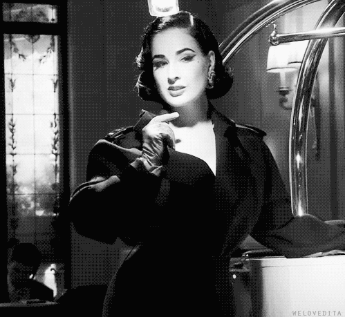 She looks like Liz Taylor here. Another iconic beauty! -fm