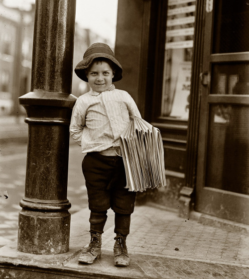 k-a-t-i-e-:6 year-old newsie, St Louis, Missouri, 1910,photo by Lewis Hine