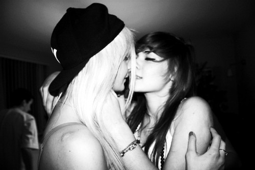lipsticklesbians.tumblr.com/post/11763729230/
