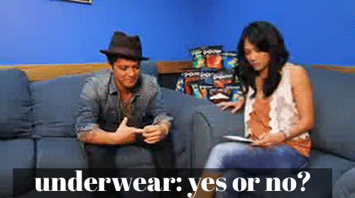justhooligans:  Bruno, acaso no usas underwear? KASNDKJASDKJAS 