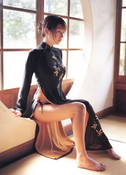 awesomeasianchicks:  Emi Kobayashi (小林恵美) 