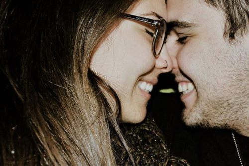 22-18:    _ Me promete uma coisa ? - disse ele sorrindo- _ O que?  _ Não desiste de mim? _ Porque desistiria?  _ Não sei, talvez você encontre alguém melhor. _ Melhor do que você? Impossível. _ Eu gosto. _ De quê? _ De quando você fala assim.