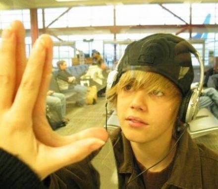 gabrielcezar:  Nessa foto todos pensam que é Justin em um espelho. Estão errados. É sim Justin, mas sua mão contra a de Caitlin, no aeroporto de Atlanta, quando eles terminaram porque Justin teria que se mudar para seguir seu sonho, eles se despediram