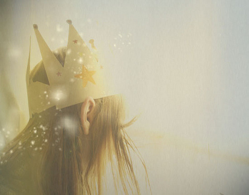 Toda garota é uma princesa a única diferença é que algumas tem coroas maiores que a de outras. (L.P.