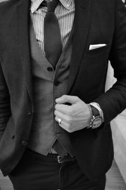 friendlyneighborhooddeliveryman:  sasquatchester:  Hello sexy.  Pff, I only dream of a suit this nice. 