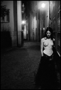 xspanked-masters-petx:  Nothing like taking your pet out for a walk at night…  pet: And there’s nothing like the feel of the wind on you’re half naked body… be-pleasing-always:  Shame me for my choices, make me walk in darkness, hide in shadows?