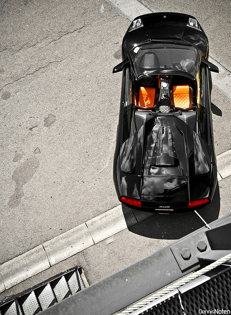 deliciousforms:  This might be one of the coolest photos I’ve EVER seen of a Lamborghini