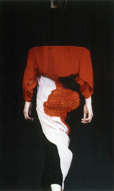 cotonblanc:

spring–summer 1995, yohji yamamotocatwalk presentationphotography niall mcinerney
future beauty: 30 years of japanese fashion 