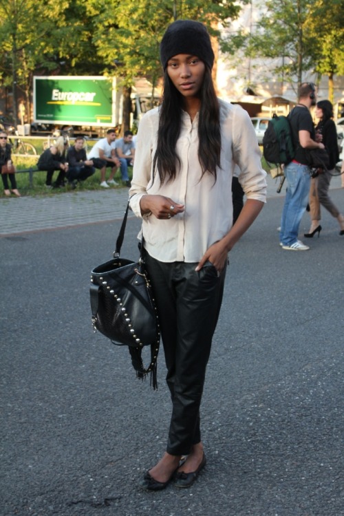 fuckyeahfashinspiration:This girl just oozes cool. The studded bag, the slouchy leather trousers (se