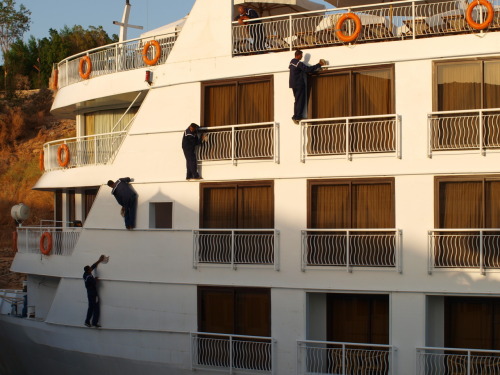 theblokeonthebus:The fearless boat washers of Lake Nasser, Egypt.