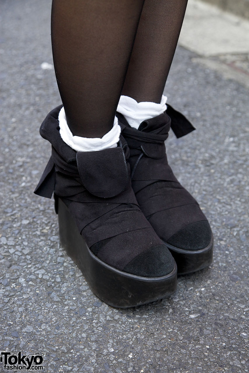 Black platforms w/ white socks in Harajuku. | Tokyo Fashion