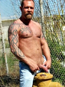 Love hairy men!