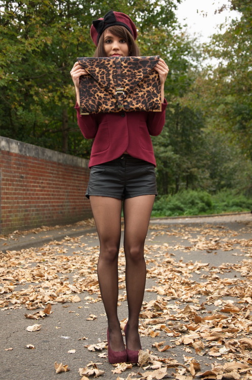 Black tights, vinyl shorts and bordeau jacket, shoes and berret