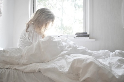 Cansada destes dias de acorda sem saber o por que levantar da cama. (L.P.B.)