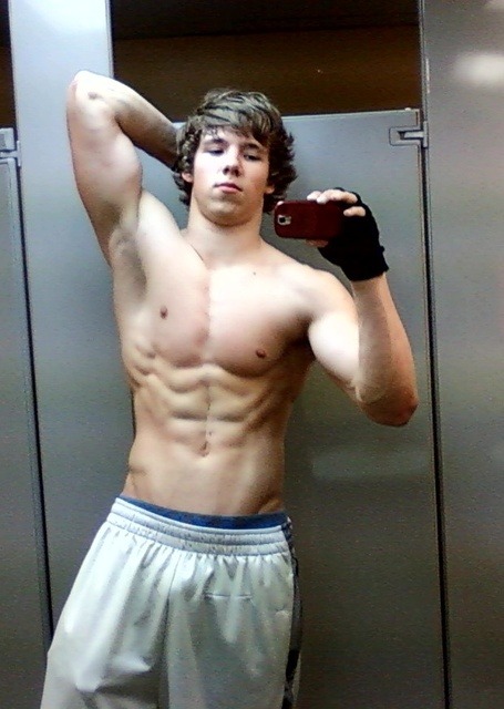 insideonly:  Hot regular guy reblog………………………..built and bulging.