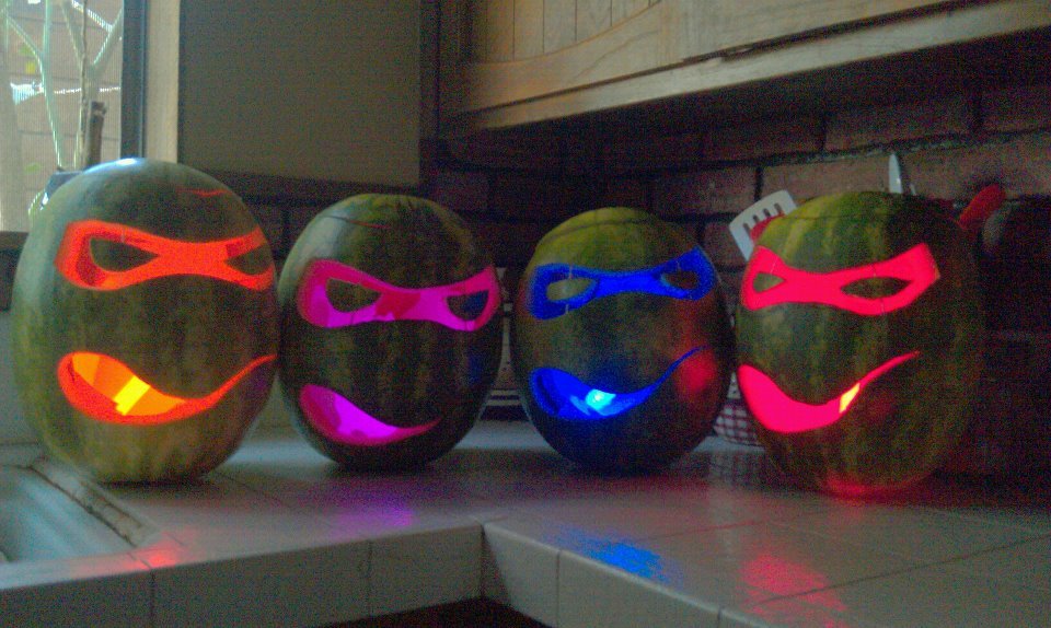 tiaroar:  leetakeuchi:  Forget carving pumpkins.  How awesome 