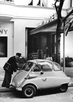 BMW Isetta bei der Telegrammzustellung Bayerische Motorenwerke AG München, 1956 via: Museum für Kommunikation Nürnberg 
