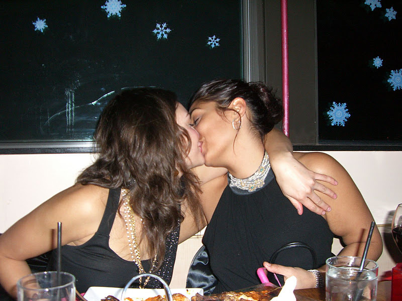 aninfinitejmfan:  Babes sucking lips at dining table What a sweet photo!  One thing