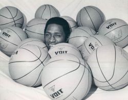 BACK IN THE DAY | 10/21/76 | The New York Knicks retire Willis Reed&rsquo;s number 19