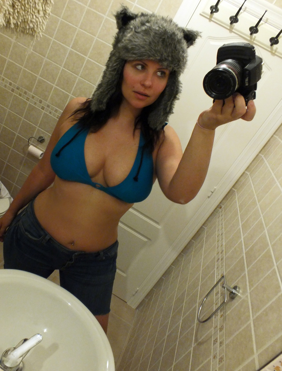 larachristina:  Unconventional sunbathing attire…. 