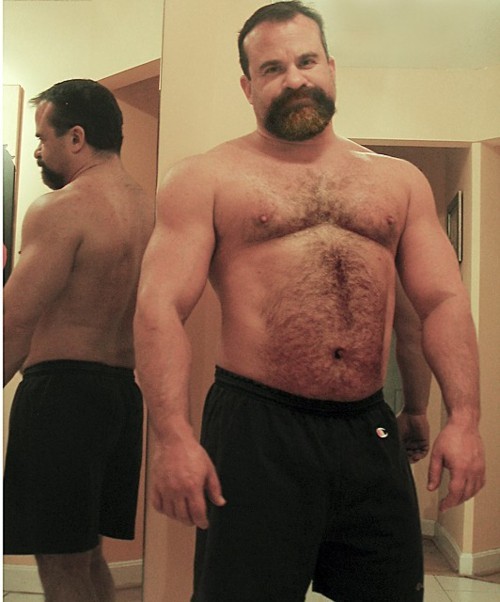 guysthatgetmehard:  built &amp; bearded