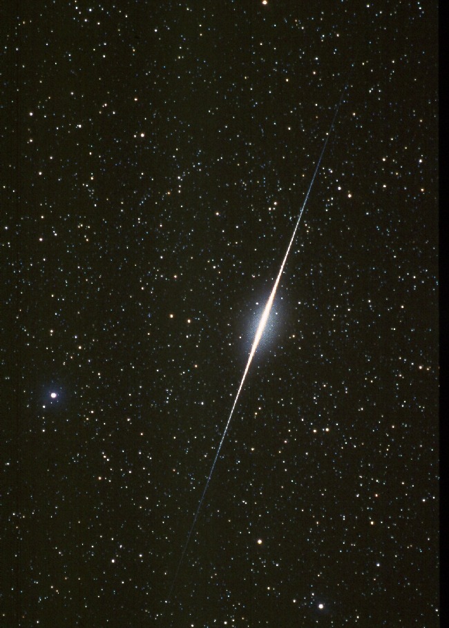 kenobi-wan-obi:  Iridium 52 While hunting for meteors in the night sky above the