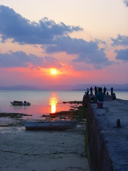 minapoo9:  日本、沖縄、竹富島の西桟橋の夕景です。竹富島は、琉球文化を色濃く残す琉球家屋の家並みで知られておりますが、今は使われていない西桟橋の落日の美しさも筆舌に尽くしがたいほどです。Nishi-sanbashi,