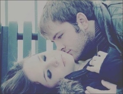  Um amor verdadeiro dura pra sempre, suporta qualquer obstáculo, qualquer briga, qualquer discurssão, ciúme. Um amor verdadeiro nunca muda, é sempre o mesmo, pode ser aqui uma semana ou dez anos, se seu amor é verdadeiro sempre será o mesmo e vai