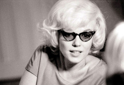 hotgirlswithglasses:  Retro Thursday - Marilyn