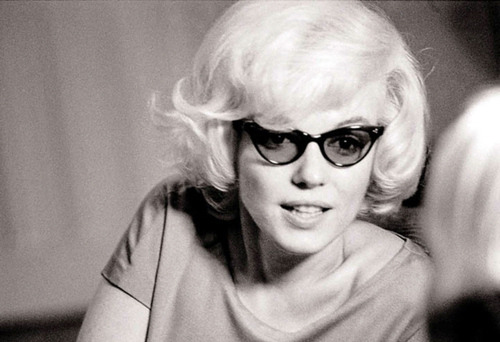 hotgirlswithglasses:  Retro Thursday - Marilyn Monroe  