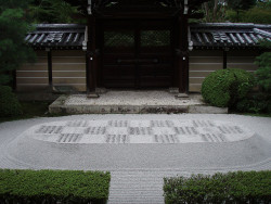 livingoutlove:  zen garden by TravelingFio on Flickr. 