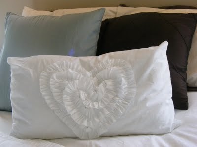 Quick & Easy Pillow |The Complete Guide to Imperfect Home Making
I love this pillow! But then again, I’m a sucker for ruffles. My bed is a bit of a mish-mash of brands and bits. But overall I’m all about the comfort, so if I have anything decorative...