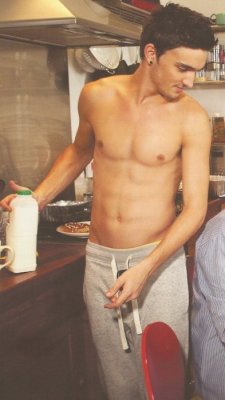 gladtheycame:  so much anon hate tonight, here’s some naked tom parker to cheer you up. 