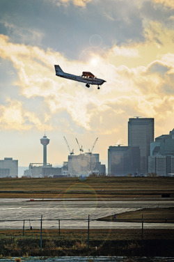 youlikeairplanestoo:  Great sunset photo of a Cessna 172 on short final for Calgary International Airport’s RWY 25. Can’t wait to start training sometime this year. *fingers crossed* Photo by Fred. Used with permission. Full version here. 