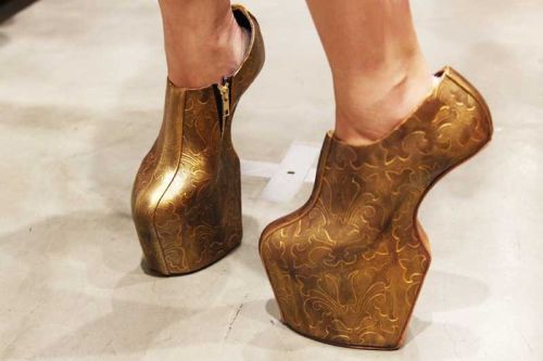 shoepr0n:Noritaka Tatehama’s gold beauties.Allows even the shortest of us to see in a crowd.