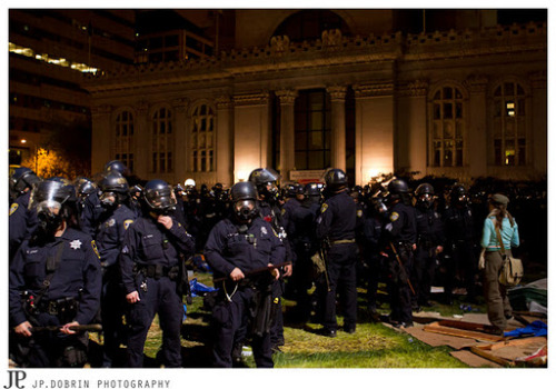 solitudinous:rosinhabela:fuckyeahmarxismleninism:think-progress:Police use gas to evict Occupy Oakla