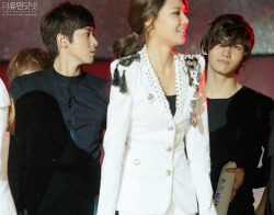 super-sooyoung:  love triangle? lol 