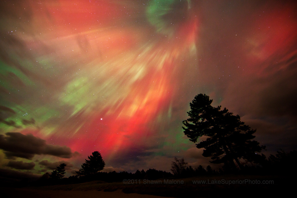 cwnl:  Aurora Display Leaves Skywatchers Spellbound A dazzling aurora light show