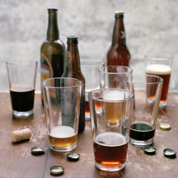 becomingroux:  thatkindofwoman:  Date idea: Beer tasting.   Dating a man who home brews has it’s perks (like free delicious beer). 