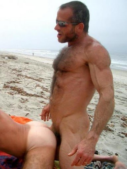 hot4gayaveragejoes:  Sex out on the beach, how cool! 
