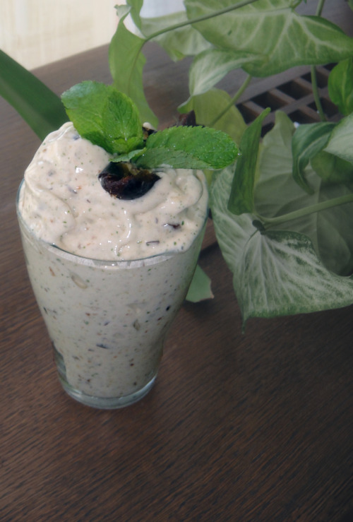 : Raw mint and date’ chip’ smoothie/icecream 19 mint leaves 3 frozen bananas 5 fresh dates Process t