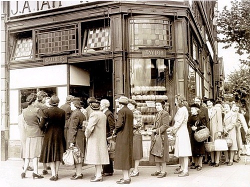 Women in line/40s.