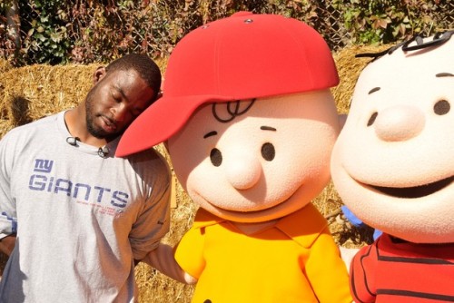 girlinorange:  Justin Tuck takes a nap on Charlie Brown’s hat.  Whoever approved Metlife owning the rights to Giants Stadium AND the Peanuts characters was a genius.  They make Snoopy dolls with Giants jerseys on.  It’s perfect marketing for