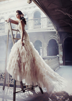peep-toes:  yililim:  Such a pretty wedding dress :)  I follow back fashion blogs like mine