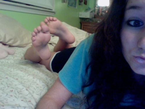 tumblwhoree:hiiiiii feeeet @TheeCourtneyDee