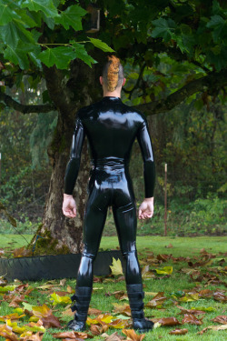 nick99-v2:  rubberpaste:  Mohawk and rubber … mmmmmmm…  Follow me at http://nick99-v2.tumblr.com   or send me your kinky Pics!  http://nick99-v2.tumblr.com/submit