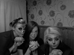 -ellielouise:  Had an early halloween tonight with my 2 best friends :]  I love these girls, they’re amazing!! ♥ Definately one of the funniest night’s I’ve had in a while :] xxx Go follow them; http://loublessedwithacurse.tumblr.com/ &amp;&amp; http://el